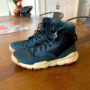 Nike Sneaker Boot - 9M - Washed Black